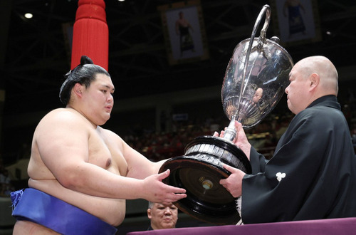 Оносато 14 давж түрүүлэн ёкозүна цол хүртэх боллоо